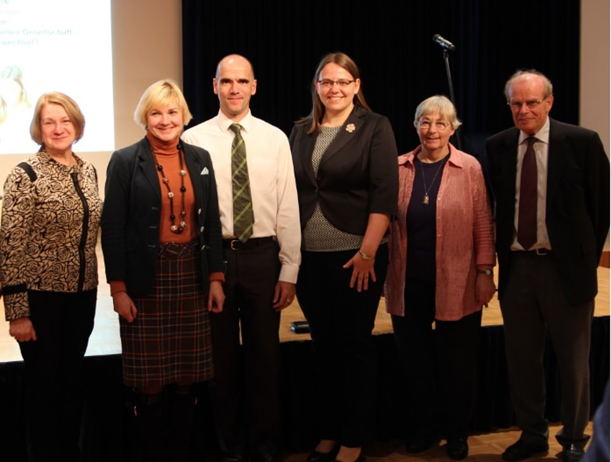 No labās puses: prof. Aīda Krūze, doc. Ieva Sproģe, vad. pētn. Manuels Fernandezs, doc. Sanita Baranova, Dr. Annerosa Meišnere-Metge (Anneros Meischner-Metge), prof. Dīters Šulcs (Dieter Schulz). Foto: Christian Lichniak, Deutsche Gesellschaft e.V.